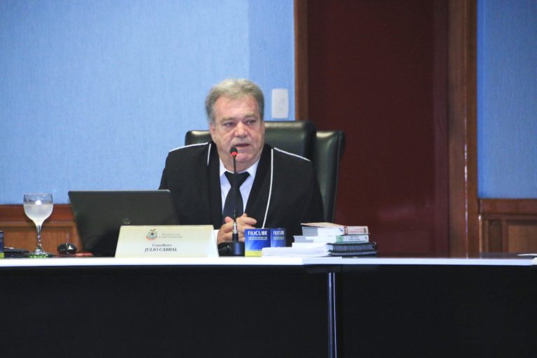 Decano do TCE-AM, conselheiro Júlio Cabral é aposentado pelo colegiado