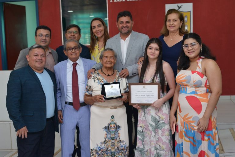 Matriarca da família Andrade Seixas é Cidadã Benemérita de Barreirinha aos 95 anos