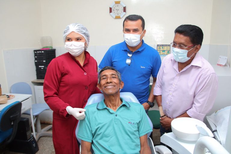 Prefeitura de Barreirinha devolve sorrisos com entrega de próteses dentárias