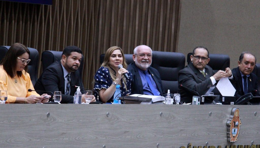 Titular da Semed anuncia concurso público com 3,5 mil vagas em visita à Câmara de Manaus