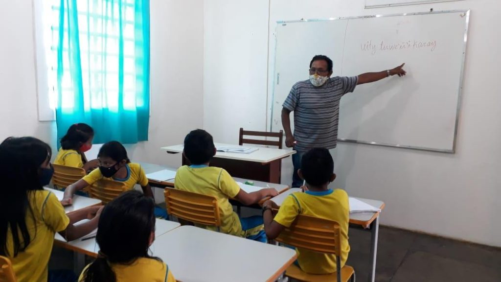 professor bilíngue para alunos indígenas