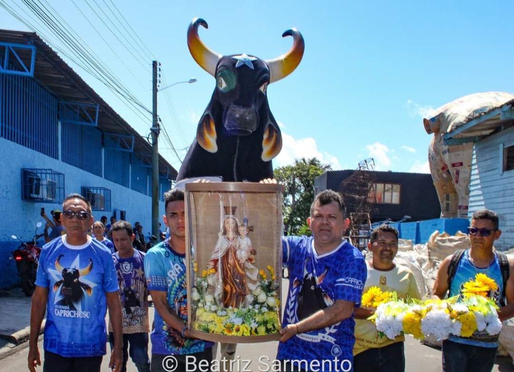 Emoção, devoção e agradecimento marcam presença de Nossa Senhora do Carmo no galpão do Caprichoso