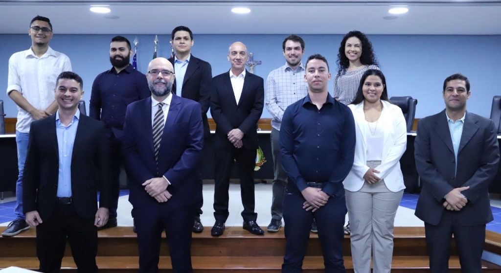 Mais 10 servidores aprovados em concurso público são empossados no TCE-AM