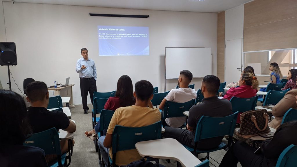 Estudantes do Instituto Amazônico de Ensino Superior realizam de visita técnica no TCE-AM