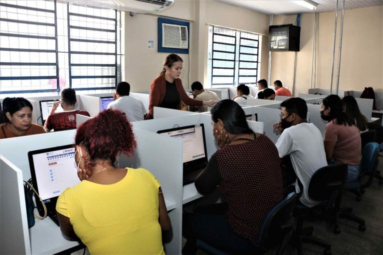 “A gente só consegue ter algo melhor com estudo”, diz candidata ao realizar exame supletivo gratuito do Governo do Estado