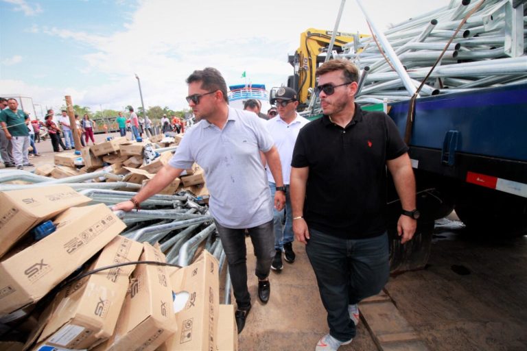 Chegada dos equipamentos do Ilumina + Amazonas a Barreirinha é acompanhada pelo prefeito Glenio Seixas