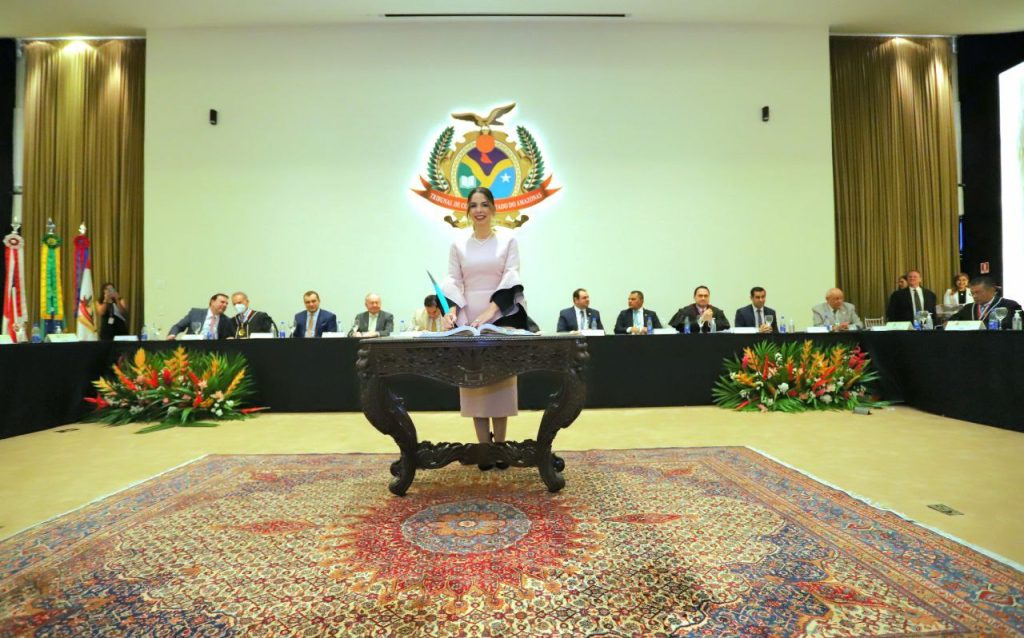 Com discurso emocionado, Fernanda Cantanhede é empossada no cargo de procuradora-geral do MPC/TCE-AM