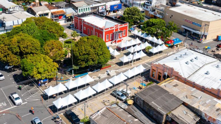 Prefeitura de Parintins monta tendas para vendedores ambulantes do Festival 2022