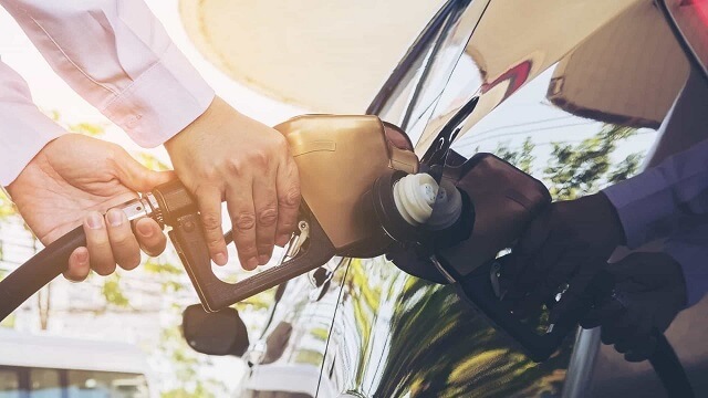 Preço da gasolina caiu 17,4% e litro custa R$ 5,89 em média no Brasil