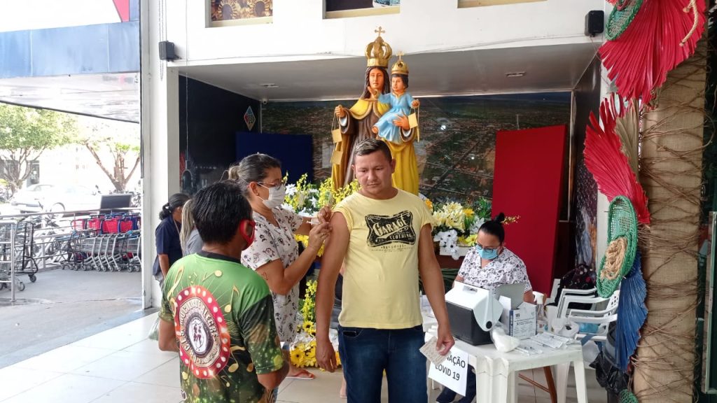 Mais de duas mil doses de vacina são aplicadas na população de Parintins em pontos estratégicos