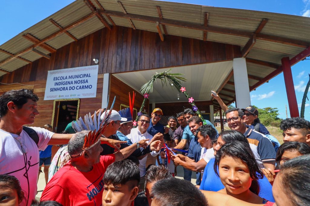Três escolas são inauguradas na área indígena do povo Sateré-Mawé pela Prefeitura de Barreirinha