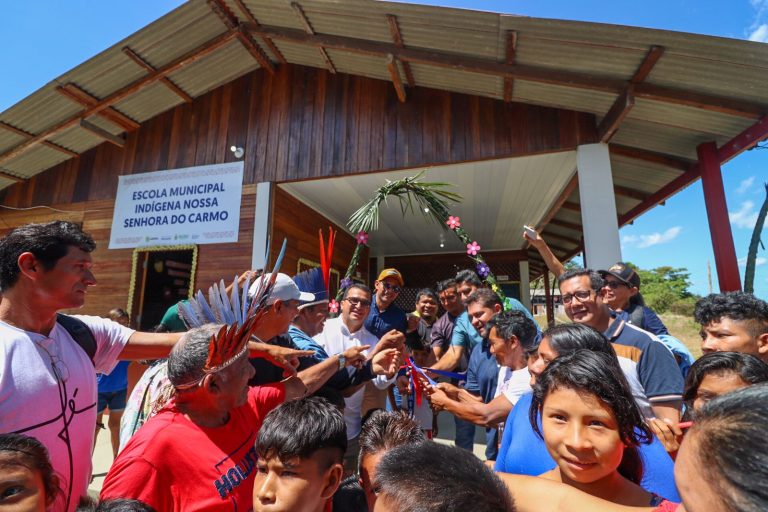 Três escolas são inauguradas na área indígena do povo Sateré-Mawé pela Prefeitura de Barreirinha