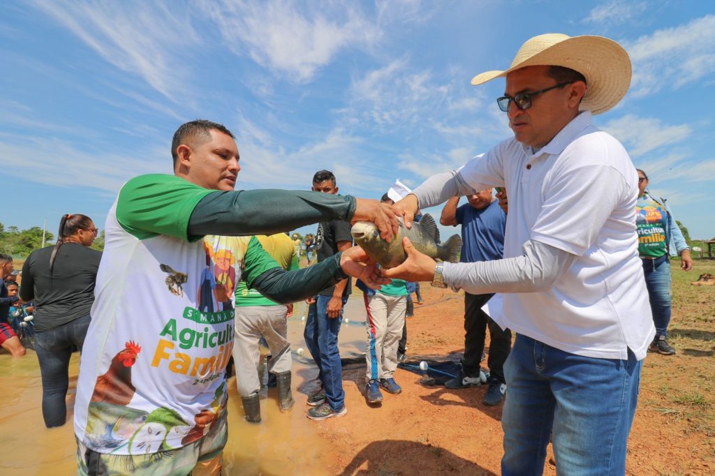 Sempa e Idam Barreirinha demonstram boas práticas de piscicultura e cultivo de açaí na Semana da Agricultura Familiar