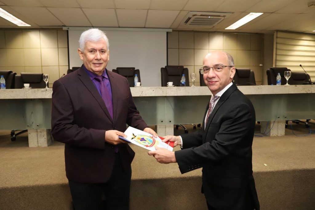 TCE-AM entrega ao TRE-AM lista de gestores com contas reprovadas nos últimos 8 anos