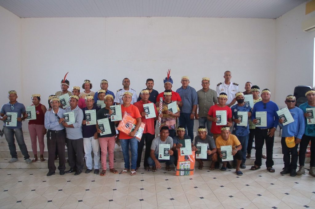 Com apoio da Prefeitura de Barreirinha, 30 indígenas Sateré-Mawé recebem carteira de aquaviário