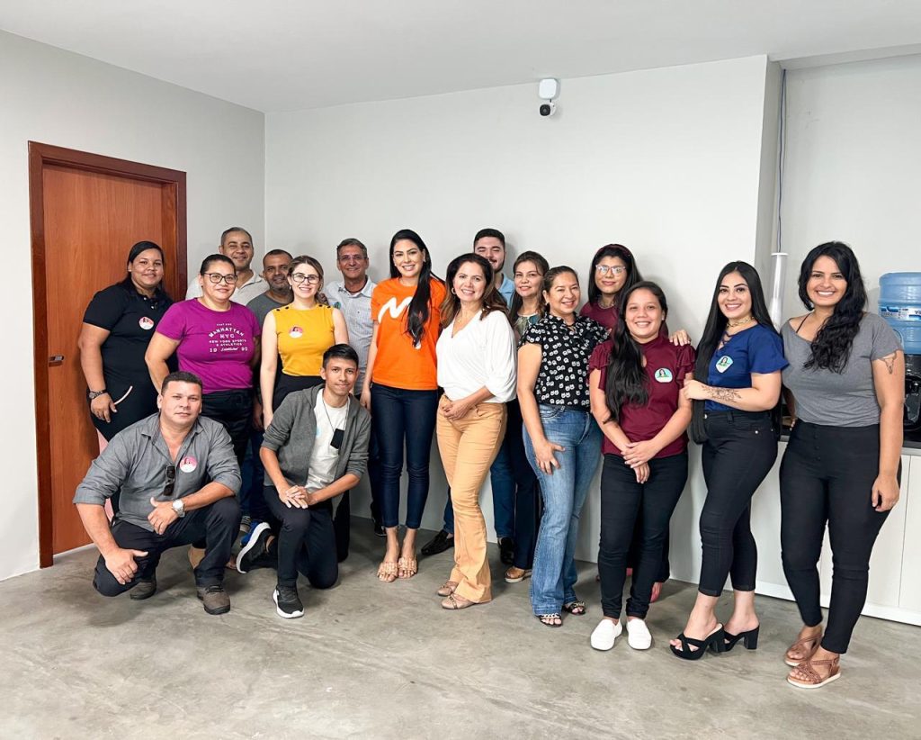 Adesivaço em Manaus se transforma em manifestação de apoio à Mayra Dias