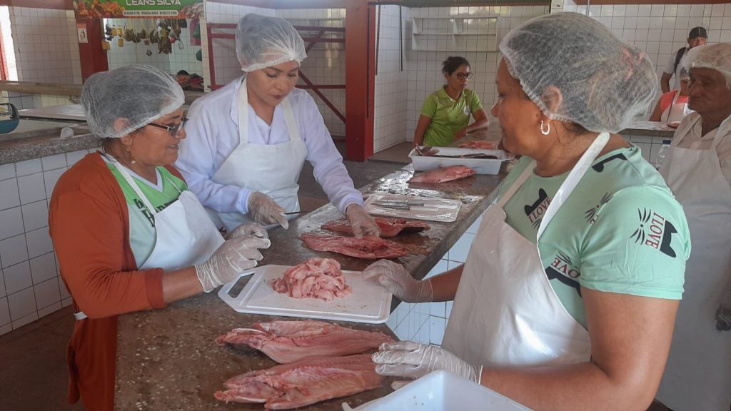 Mais de 30 pessoas de Barreirinha se especializam em curso do Sebrae de retirada de espinhas de peixe