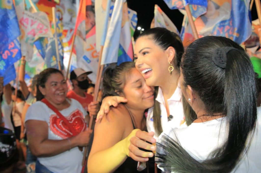 Mayra Dias assume compromisso de lutar pelas mulheres durante comício com Wilson Lima