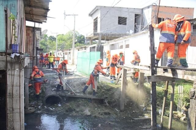 Comunidade Nossa Senhora do Perpétuo Socorro recebe ação de limpeza da Prefeitura de Manaus