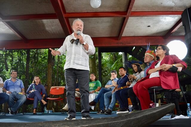 Lula recebe carta em defesa da Amazônia e das populações tradicionais extrativistas