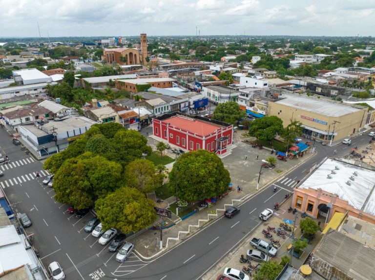 Grupo Figueiredo executa obra de revitalização da praça do centro histórico de Parintins