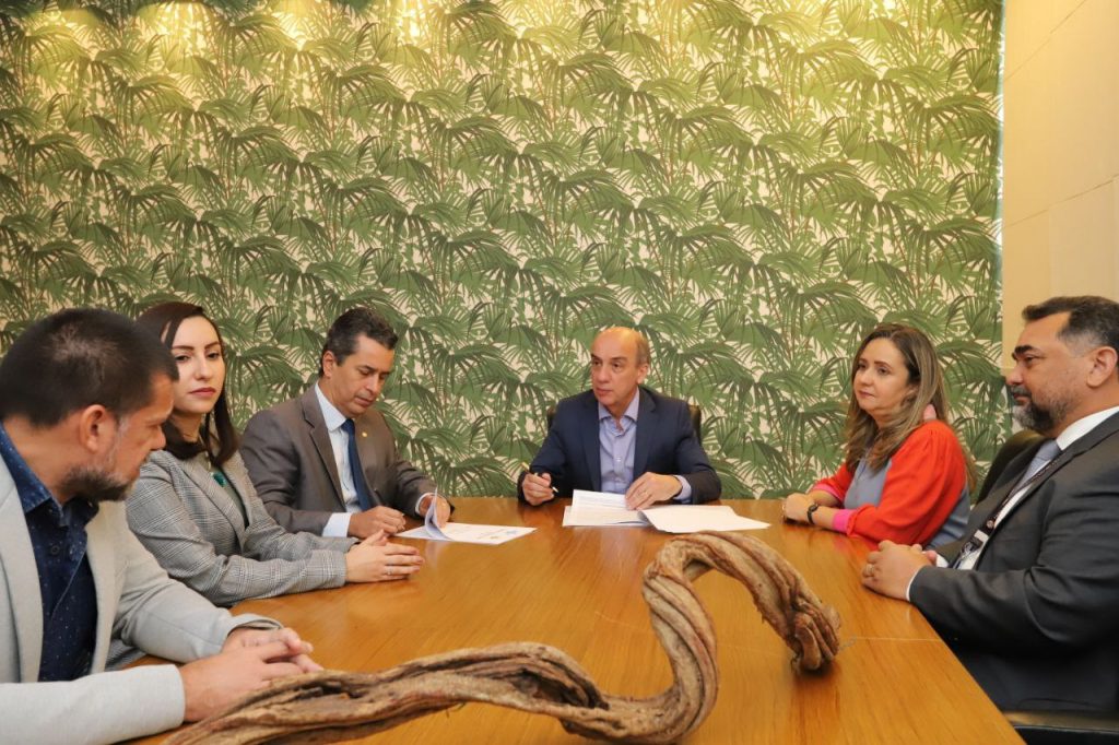 TCE-AM e Sebrae firmam acordo para incentivo da participação de pequenas empresas em compras governamentais