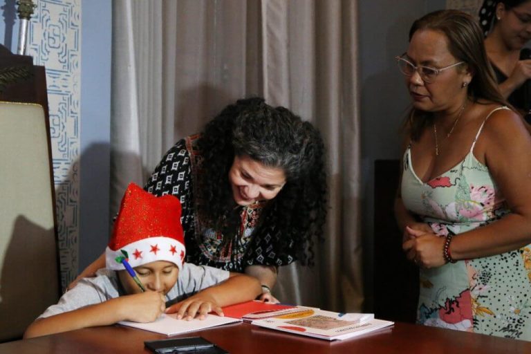 Dia de autógrafos marca lançamento de 74 livros escritos por estudantes da educação especial