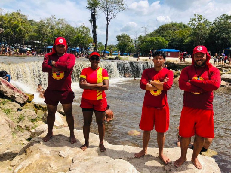 Guarda-vidas formados pelo Corpo de Bombeiros socorrem criança de afogamento em Iranduba