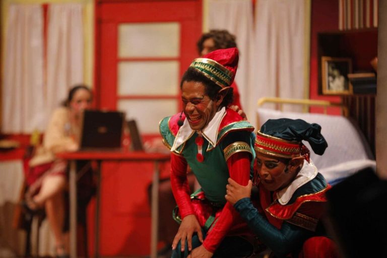 ‘O Encanto do Natal’: espetáculo contagia público com humor e emoção em estreia no Teatro Amazonas