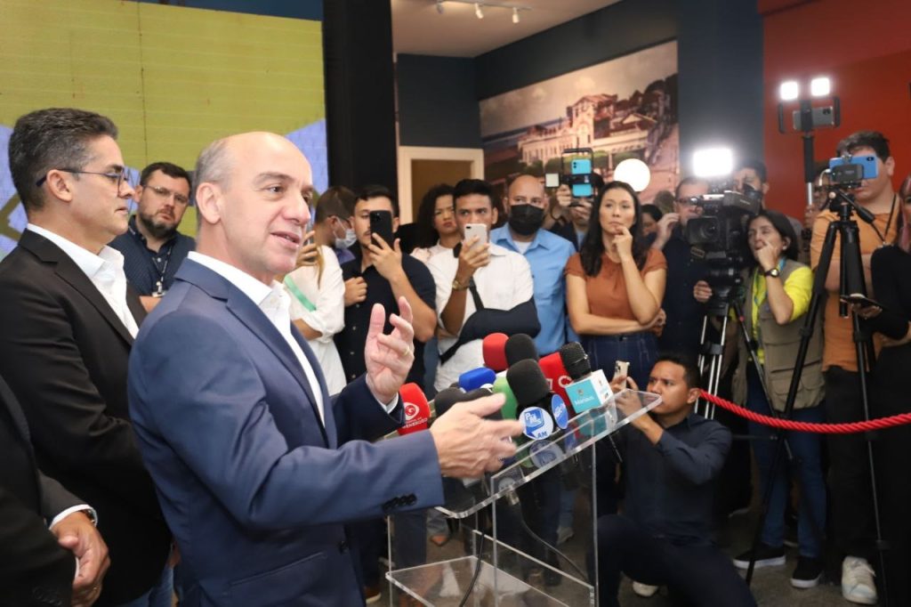 Na sede da Corte de Contas, prefeito de Manaus assina ordem de serviço para construção da passarela em frente ao TCE-AM