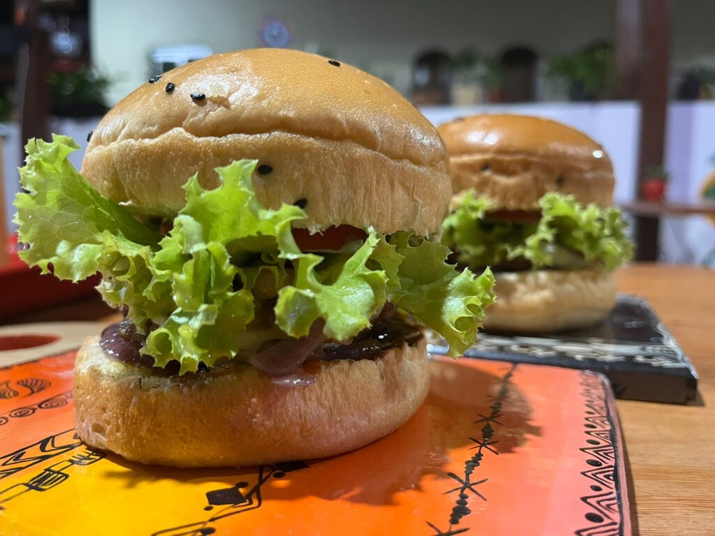 Parintins tem hamburgueria com cardápio e temática amazônica