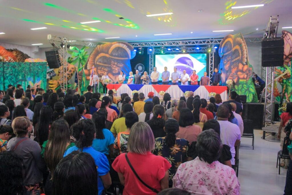 Prefeitura abre ano escolar em Parintins