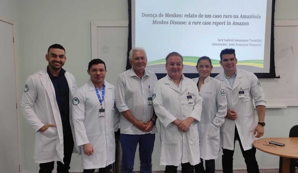 A Fundação de Medicina Tropical Doutor Heitor Vieira Dourado (FMT-HVD) aprovou os Trabalhos de Conclusão de Curso (TCC) dos integrantes da primeira turma do curso de especialização em Neurologia Pediátrica do Amazonas, nesta quarta-feira (15/02). O programa mantido pela Fundação visa ampliar a formação de profissionais na área da neuropediatria no estado.  Os médicos pediatras, Mario Tércio Rocha Junior e Iury Gabriel Amazonas Tussolini, receberam a aprovação após apresentar a defesa dos TCCs à médica avaliadora, doutora Simone Batemarco, e ao orientador e coordenador do curso de Neurologia Pediátrica da FMT-HVD, doutor Francisco Tussolini.  “O Amazonas entra na história da neuropediatria, com profissionais formados aqui e que vão cuidar das nossas crianças no Amazonas”, disse Francisco Tussolini.  O coordenador da especialização destaca a carência de profissionais na área, apontando que o Amazonas tem hoje quatro profissionais na especialidade e precisaria de, no mínimo, 20.  “Aprovamos o curso de neurologia infantil há dois anos, e a primeira turma está concluindo agora. O Tropical coloca hoje dois residentes em neurologia infantil, e o Amazonas só tinha quatro profissionais. Portanto, o Tropical, em dois anos, está aumentando em 50% o número de neuropediatras no Amazonas. Neuropediatras formados aqui, sabendo das nossas dificuldades”, destacou Tussolini.  Os dois casos apresentados foram aprovados pelos avaliadores e estão autorizados para publicação.  O programa de especialização da FMT-HVD atualmente conta com dois residentes na área, e mais dois médicos começam o programa em março deste ano.