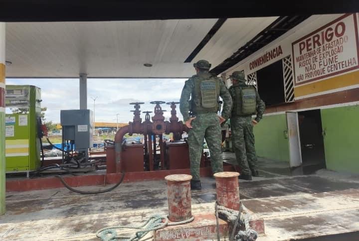 Agentes apreendem “Pontão” por venda irregular de combustíveis em Parintins