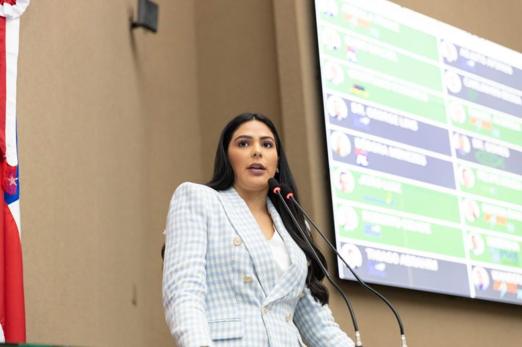 Mayra Dias solicita implantação do Sistema Nacional de Emprego no PAC em Parintins