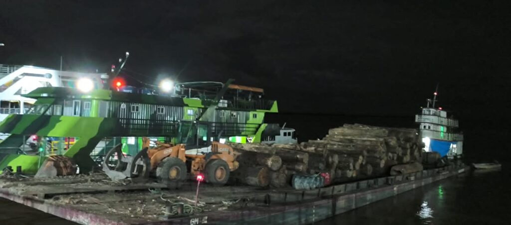 Madeira irregular e armas de fogo são apreendidas pela Polícia Ambiental em balsa no Paraná do Ramos