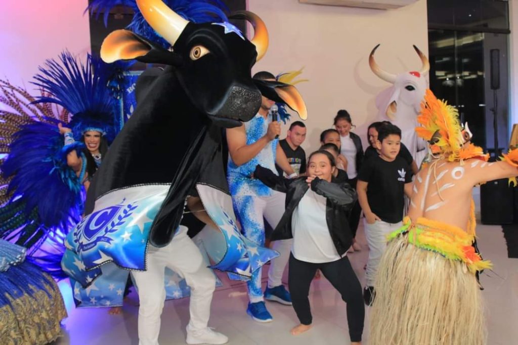 Bumbás protagonizam noite da inclusão para pessoas com Síndrome de Down da Pestalozzi 