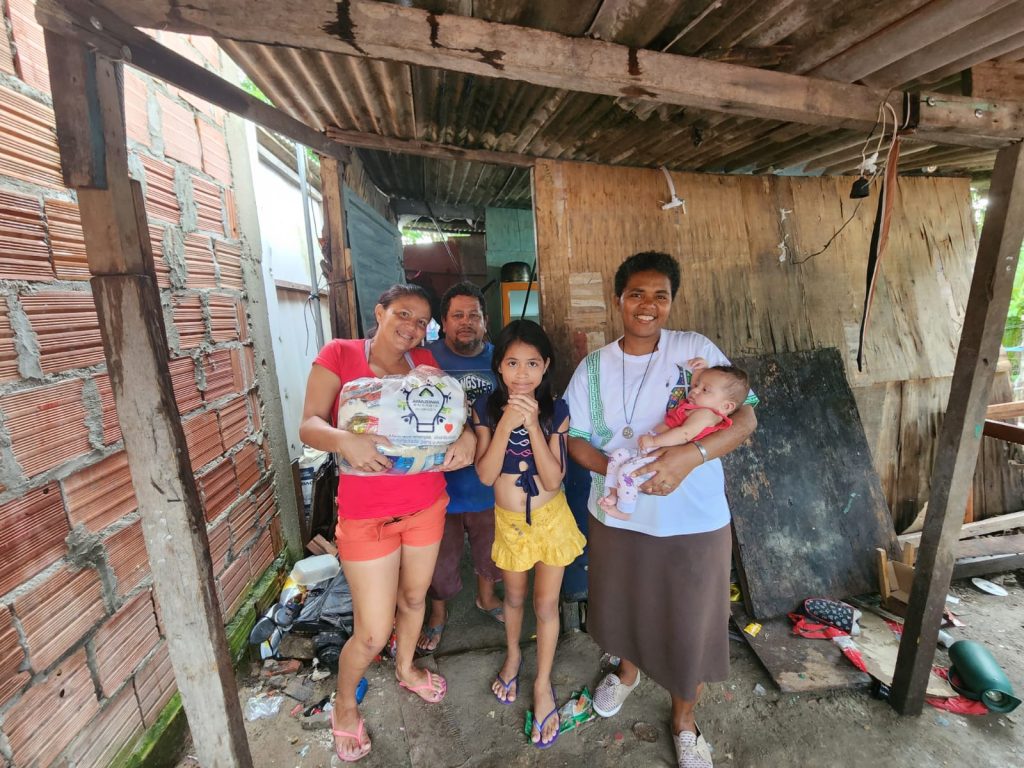 “Só como carne uma vez no mês”, declara catadora de resíduos, uma das 900 mil beneficiadas com donativos