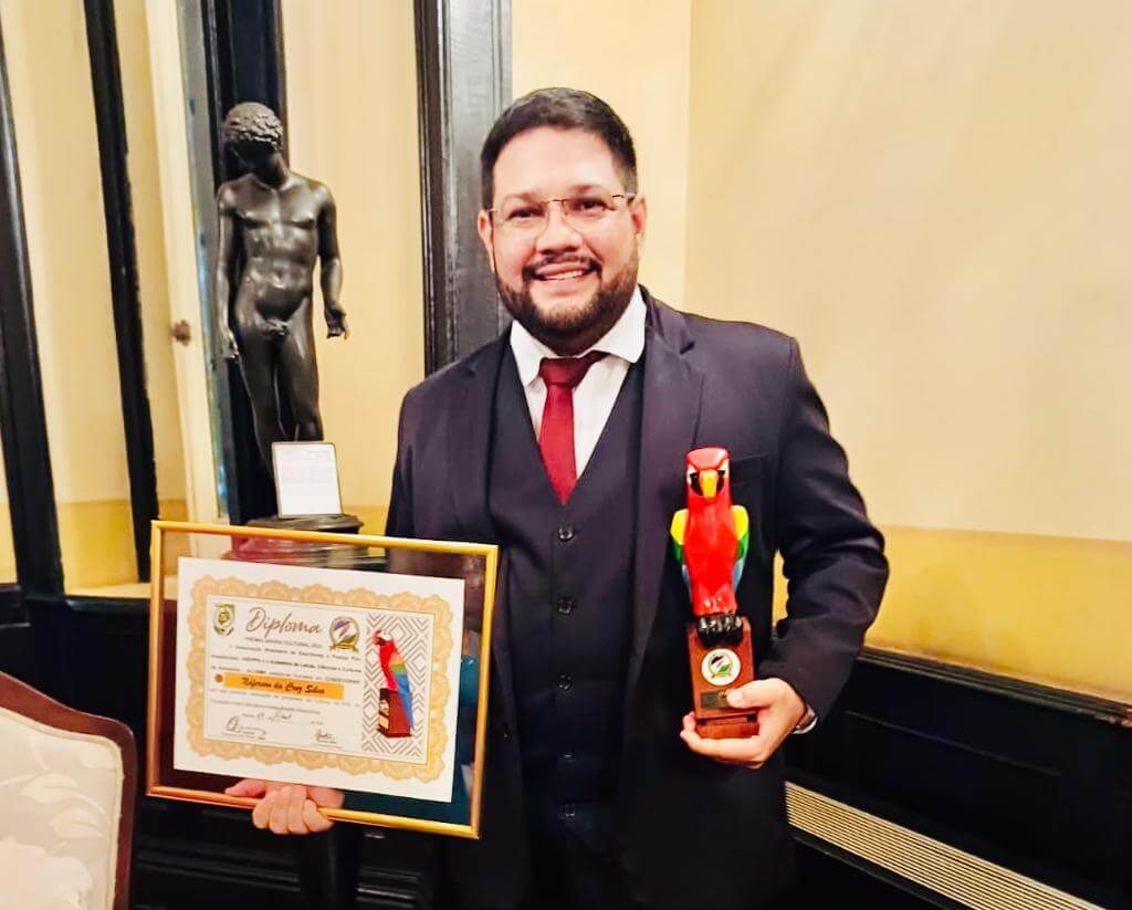 Jornalista Náferson Cruz recebe prêmio e diploma da Glória Amazônica pela contribuição à cultura amazonense
