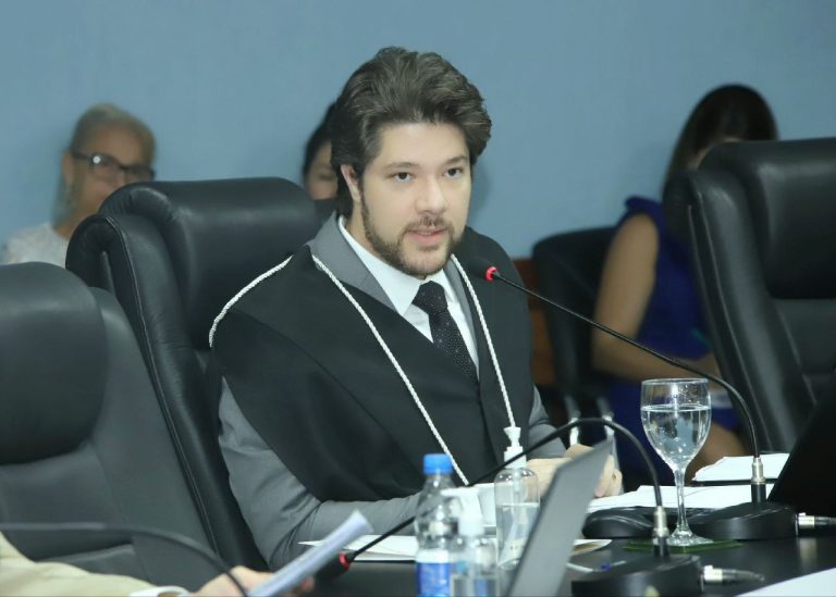 Conselheiro do TCE-AM suspende licitação de Coari por irregularidade