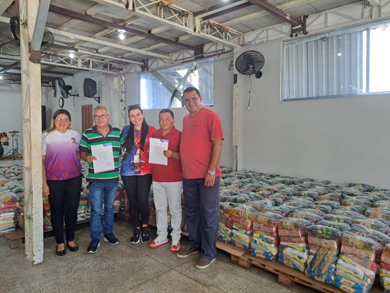 Guaraná Tuchaua doa cestas básicas para artistas de Parintins