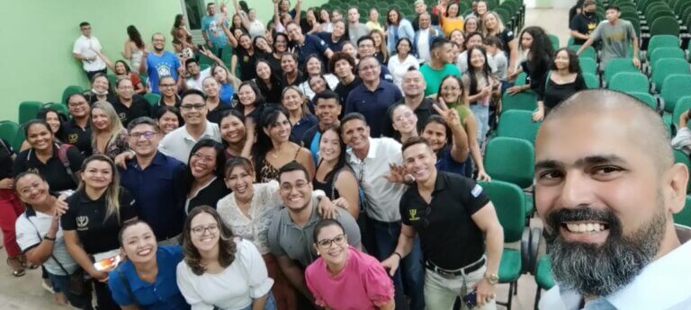 Coordenador Diego Cavalcante compartilhou experiencia com os alunos da unidade Parintins
