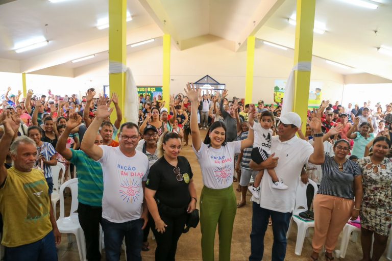 Em Barreirinha, deputada Mayra Dias apresenta trabalho e ação social para quem mais precisa