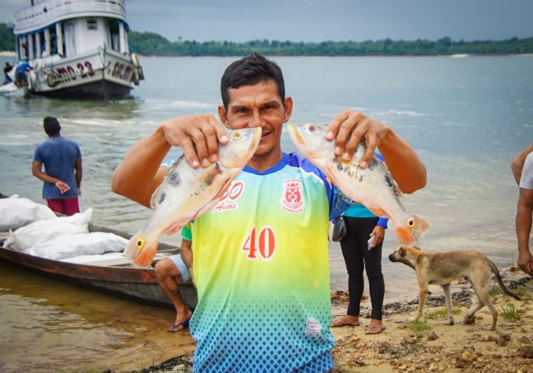 Prefeitura de Parintins distribui pescados para mais de 2 mil famílias da região do Uaicurapá