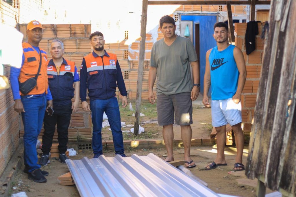 Prefeitura de Parintins entrega telhas para famílias que tiveram casas atingidas por temporal