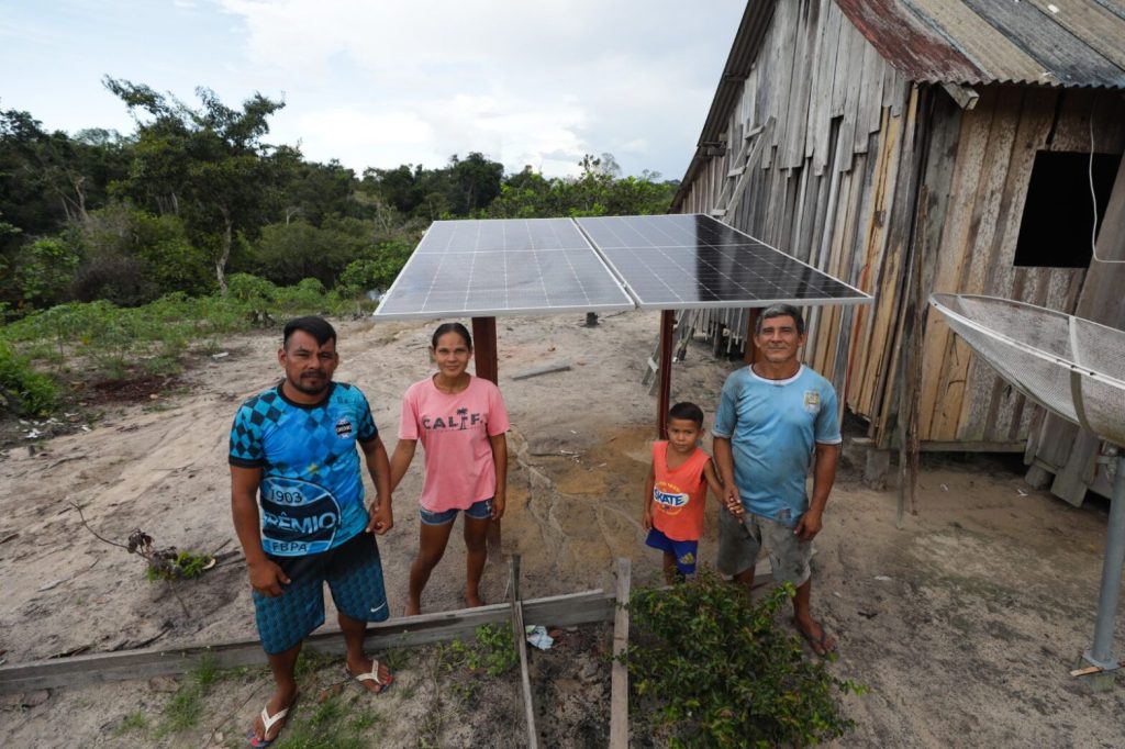 Governo do Amazonas instala placas solares em comunidade ribeirinha de Parintins