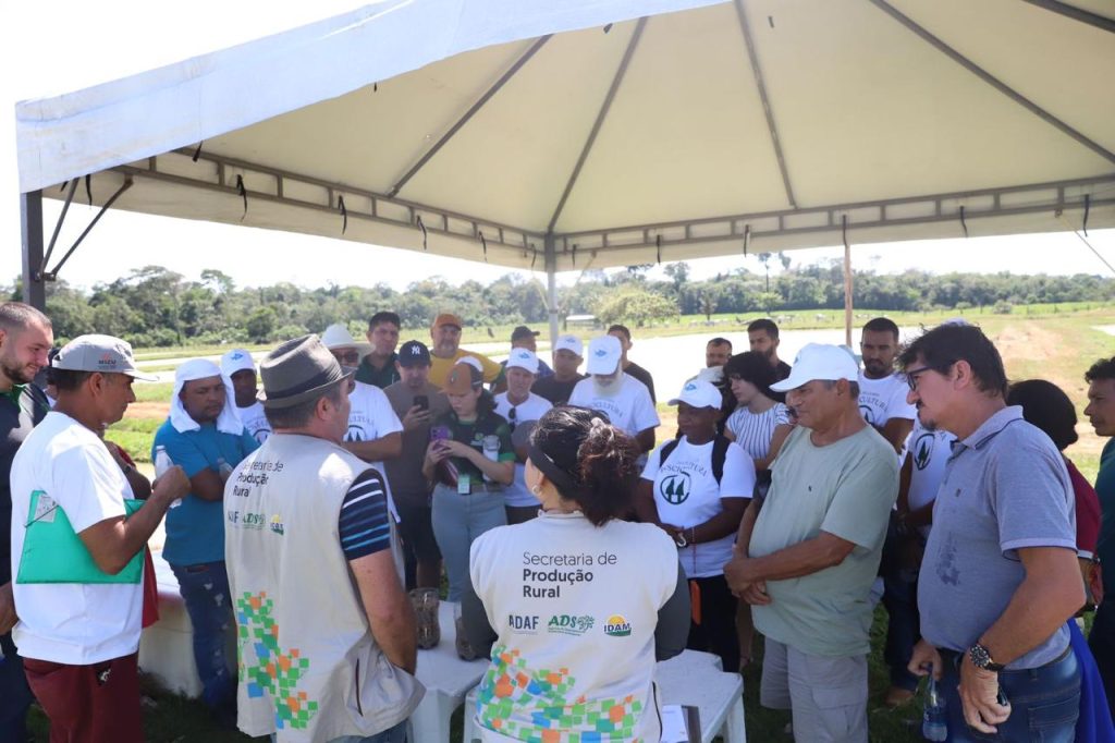 Dia de Campo da Piscicultura: Sepror orienta sobre uso de rações e técnicas de arraçoamento em Careiro Castanho