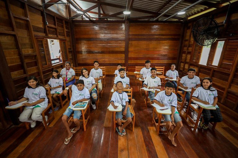 Escola da Floresta: “Vai ajudar no futuro dos nossos filhos”, afirma moradora RDS Uatumã