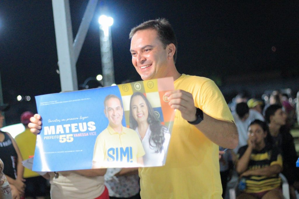 Mateus Assayag realiza adesivaco e inicia campanha para prefeito de Parintins 4