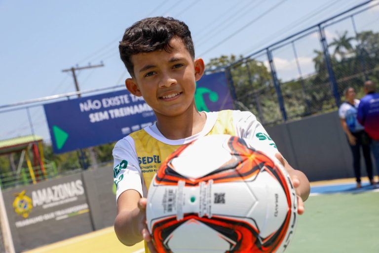 Governo do Amazonas investe em programas esportivos de base com doação de 36 mil itens de equipamentos